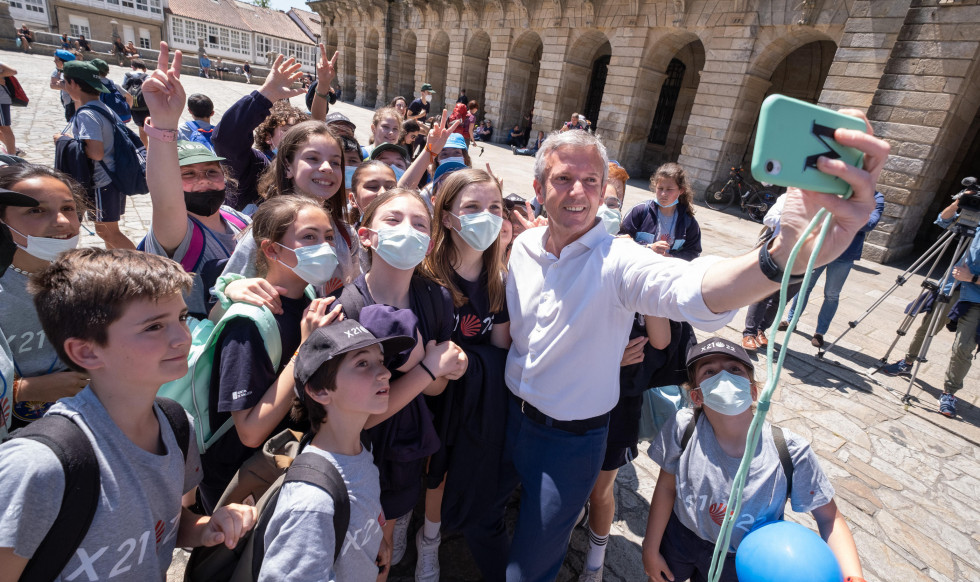 El presidente de la Xunta, Alfonso Rueda, se realiza un selfi con los alumnos que participaron en le Camino Inglés  cedida.