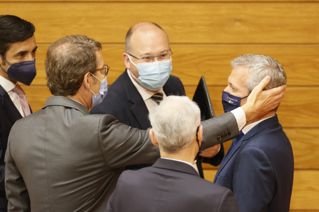 AlfonsoRuedadrecibeelapoyodeAlbertoNezFeijo21traspronunciarsudiscursodeinvestiduraenelParlamentogall