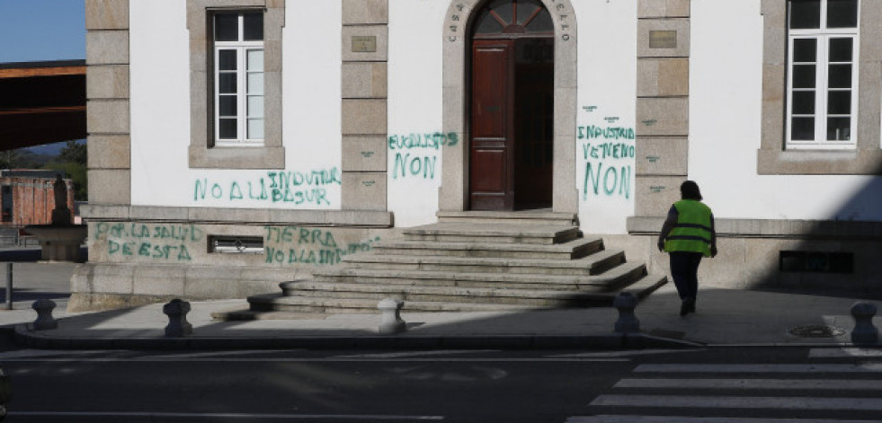 Aparecen pintadas en el edificio del Ayuntamiento de Palas de Rei contra la llegada de Altri