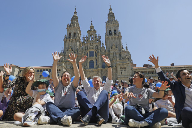 ElvicepresidentedelaXuntaAlfonsoRuedaposaconescolaresquehanrealizadoelCaminodeSantiago