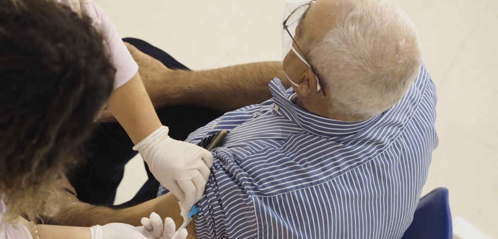 El área sanitaria de Ferrol se queda a las puertas de vacunar contra la gripe al 75% de los mayores de 65
