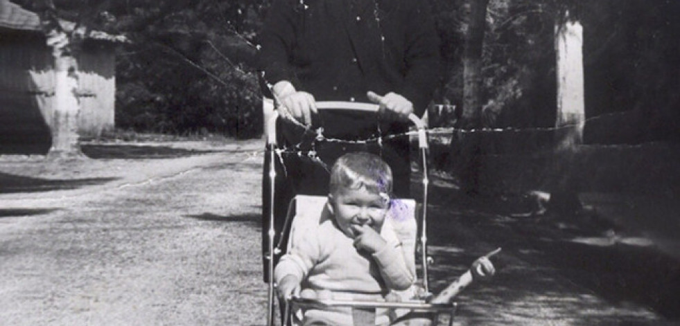Feijóo se suma a la campaña en defensa de la Galicia profunda con una foto de niño con su abuela